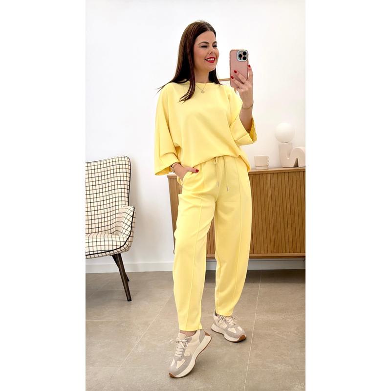 CONJUNTO BARREL Pantalón Barrel con Cintura Engomada y Bolsillos Camiseta Oversize Cuello Redondo 55% Poliéster 39% Viscosa 6% Elastán Comodidad y Elasticidad Talla Única